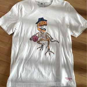 ADIDAS SIZE M GRAPHIC T